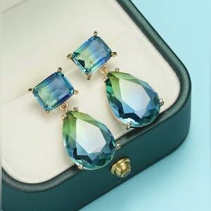 Faceted Teardrop Prong Set Dangle Earrings Gorgeous Modern New